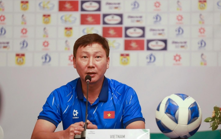 VIDEO: HLV Kim Sang Sik mong Xuân Son ghi bàn trước Lào