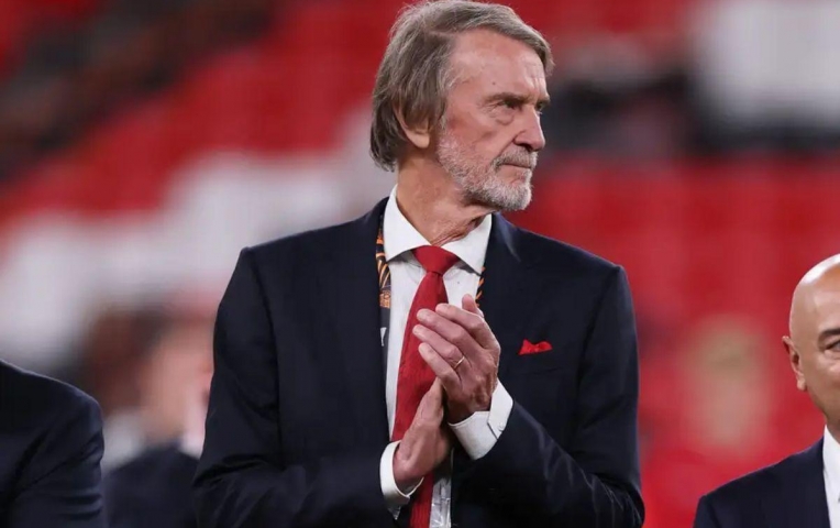 Sir Jim nhận cảnh báo tại Manchester United
