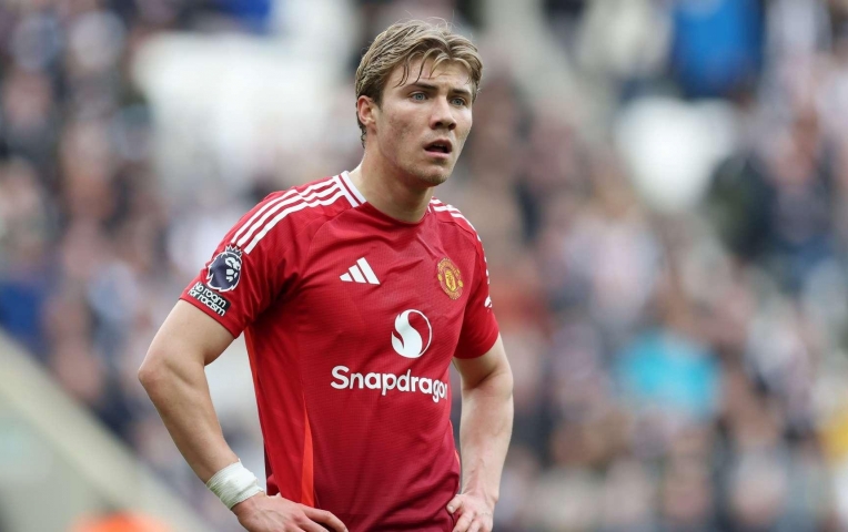 Scholes chỉ trích cách MU vắt kiệt Hojlund