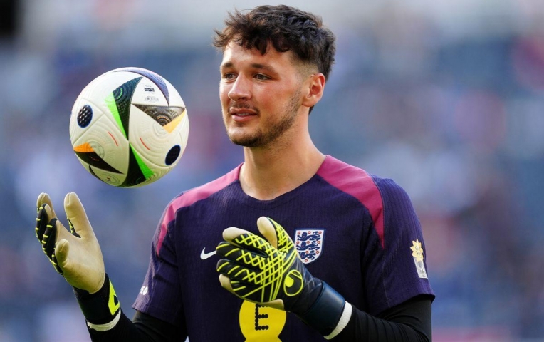 Chelsea hỏi mua người cũ Man City