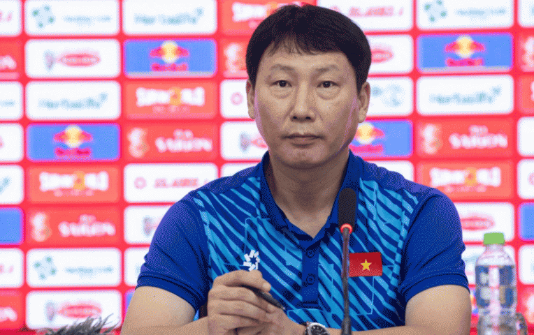 HLV Kim Sang Sik và 'nước cờ táo bạo' cho hàng công tuyển Việt Nam