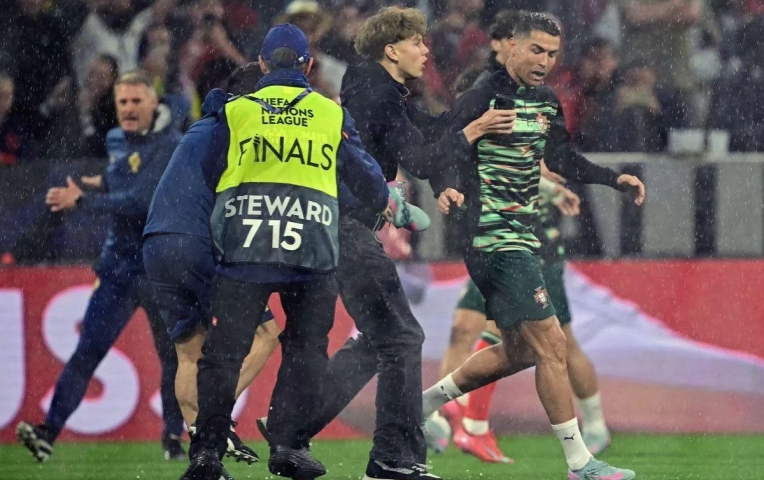 Fan cuồng lao thẳng vào sân ôm Ronaldo trước trận gặp Đức