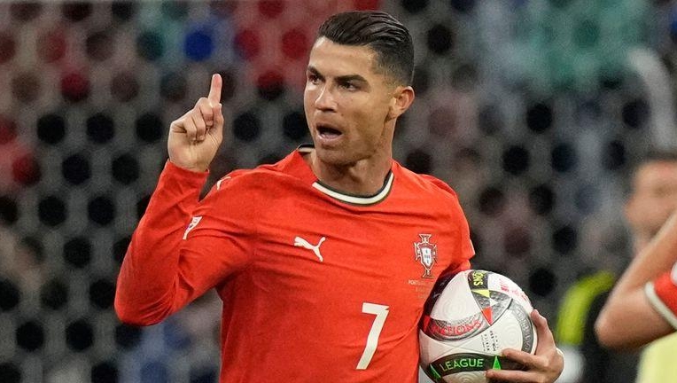 Ronaldo nhận vô vàn chỉ trích vì hành động không ai ngờ tới