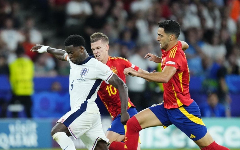 Liverpool chi đậm vì hàng thủ, Chelsea hưởng trái ngọt