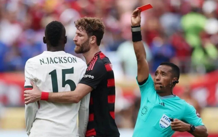 HLV Chelsea nói một câu duy nhất sau thẻ đỏ của Jackson
