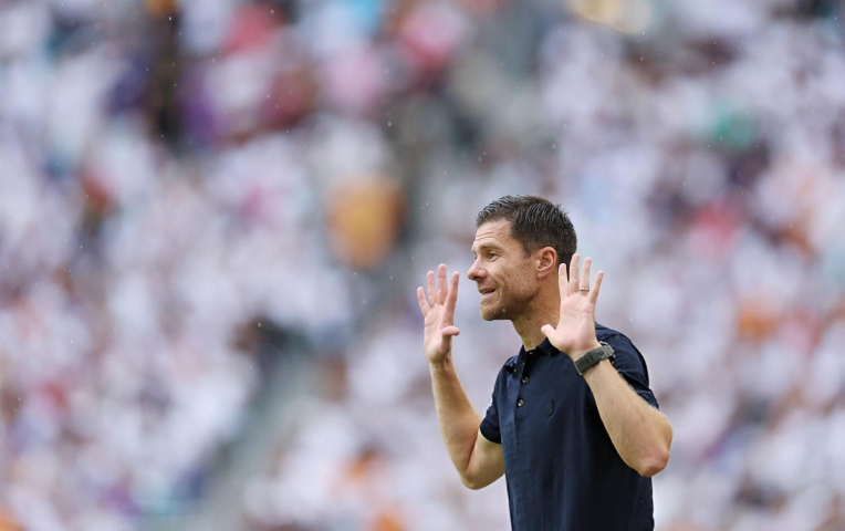 Giành quyền đi tiếp, Xabi Alonso đưa các học trò lên mây