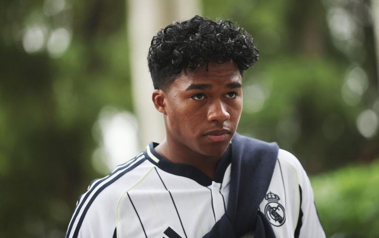 Endrick quyết 'ba mặt một lời' với Real Madrid