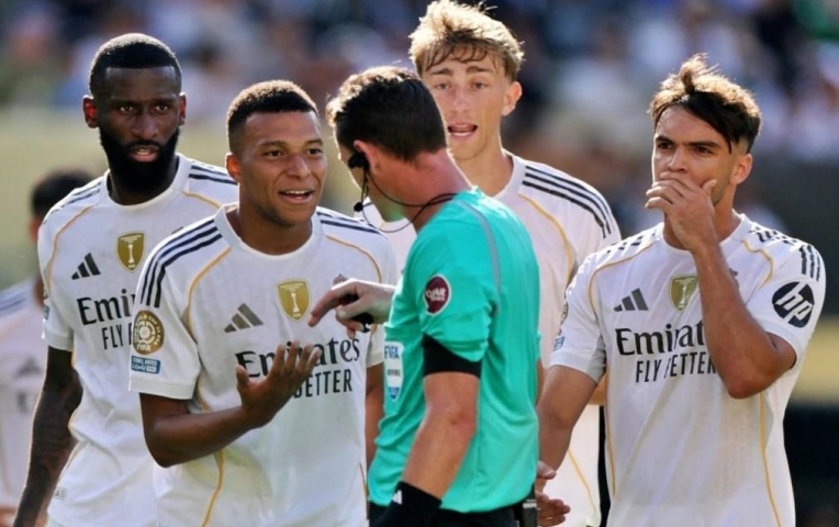 Real Madrid 'rơi mặt nạ' trước PSG: Sự sụp đổ đã được báo trước