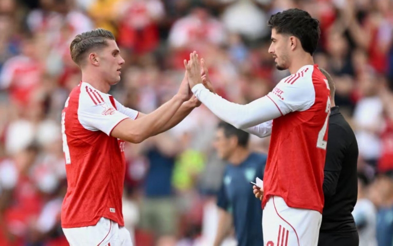 Arteta đối mặt 'cơn đau đầu dễ chịu' trên hàng công Arsenal