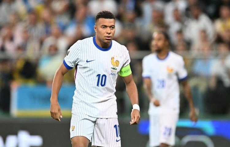 Kylian Mbappe chia sẻ về 'mặt tối' của bóng đá