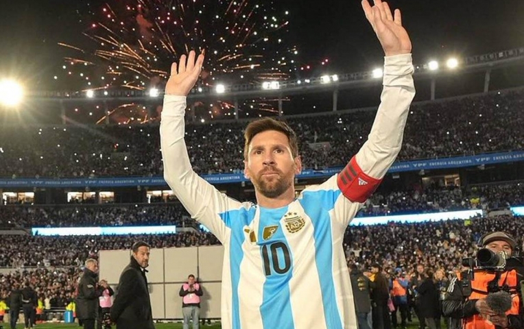 Bàn thắng lịch sử của Messi vào lưới Angola