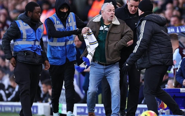 Cổ động viên lao vào sân đòi 'ăn thua đủ' với huấn luyện viên