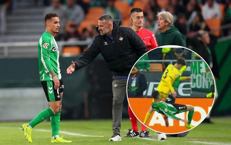 Antony nhận thẻ đỏ, CĐV đứng dậy vỗ tay