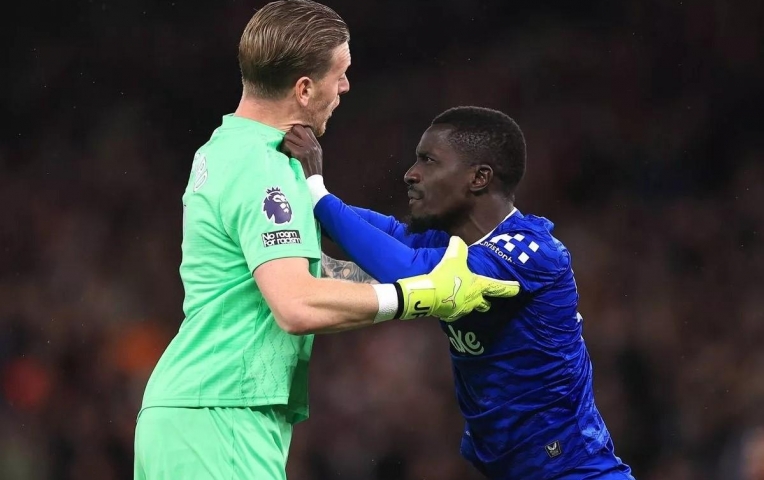 Cú tát đồng đội trước MU khiến Gueye trả giá đắt