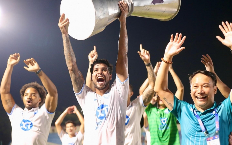 Sau vòng 25 V-League: Nhà vô địch lộ diện, cuộc đua trụ hạng nghẹt thở đến phút cuối