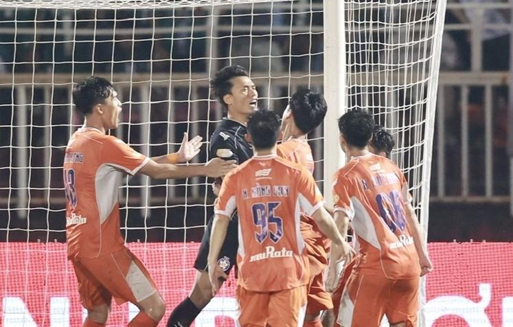 Bùi Tiến Dũng nói gì khi cản phá quả penalty của Công Phượng?