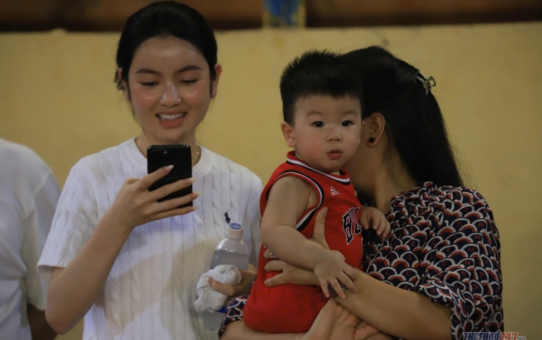 Vợ con Quang Hải chiếm trọn 'spotlight' trong ngày chồng thi đấu rực sáng