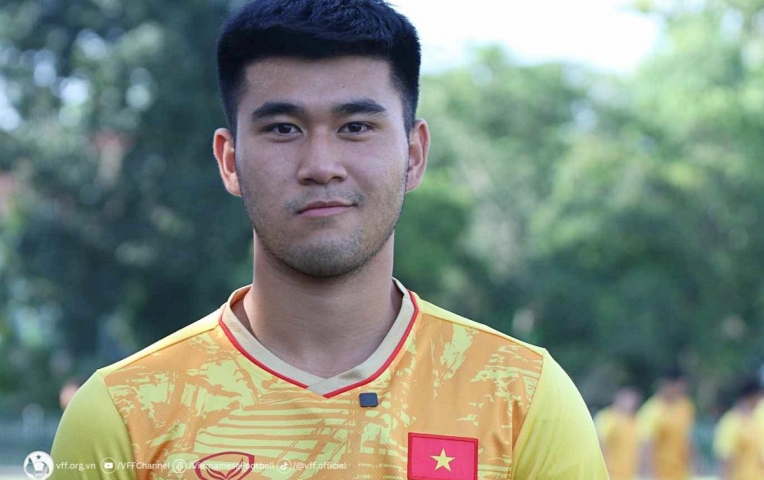 Cầu thủ U23 Việt Nam bất tỉnh sau pha va chạm mạnh trên sân