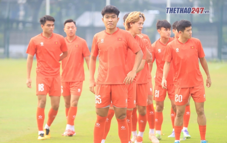 Buổi tập của U23 Việt Nam đón hàng loạt vị khách đặc biệt