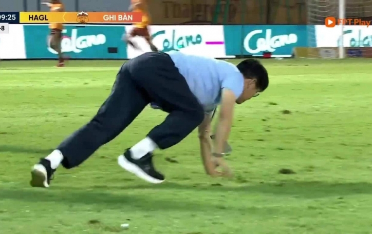 Bò vào sân ăn mừng gây sốt, GĐKT Vũ Tiến Thành nói gì?