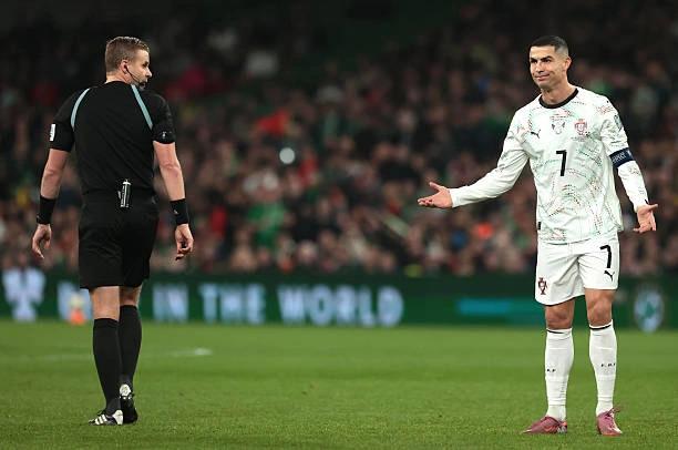 Truyền thông thế giới phản ứng dữ dội về tấm thẻ đỏ của Ronaldo