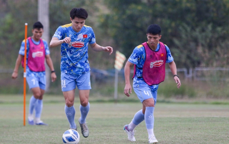 Dàn sao ĐT Việt Nam tập buổi đầu tiên ở Lào