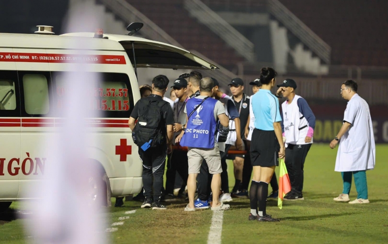 Cầu thủ Singapore bất tỉnh, phải nhập viện khi đang thi đấu TPHCM I