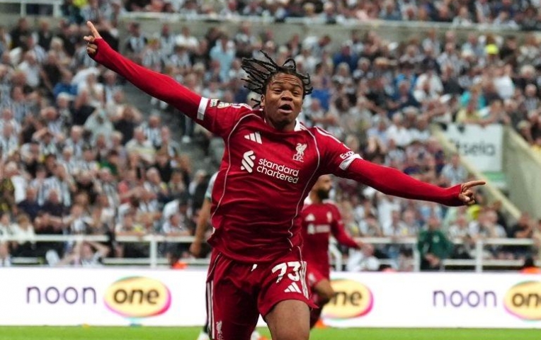 Thần đồng 'quái vật' của Liverpool nhận vinh dự lớn từ Arne Slot