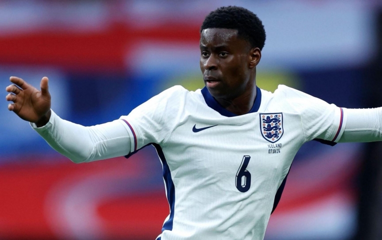 Hàng thủ lao đao, Liverpool nhận thông điệp mới từ 'đá tảng' tuyển Anh