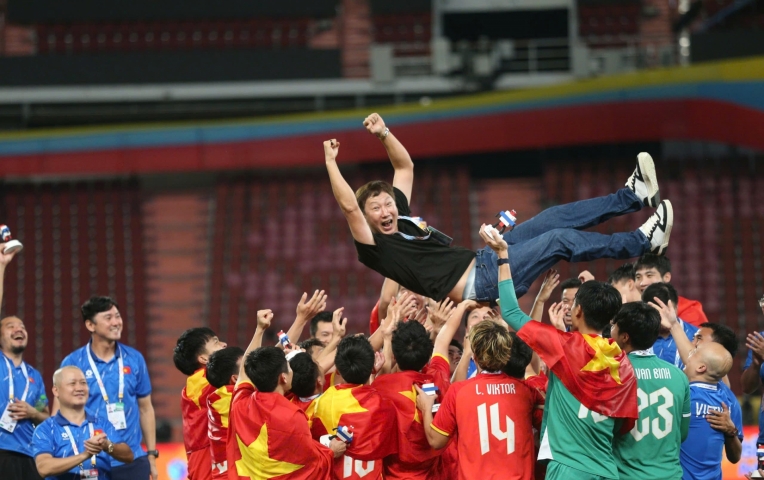 Báo Indonesia dùng mỹ từ để nói về HLV Kim Sang Sik