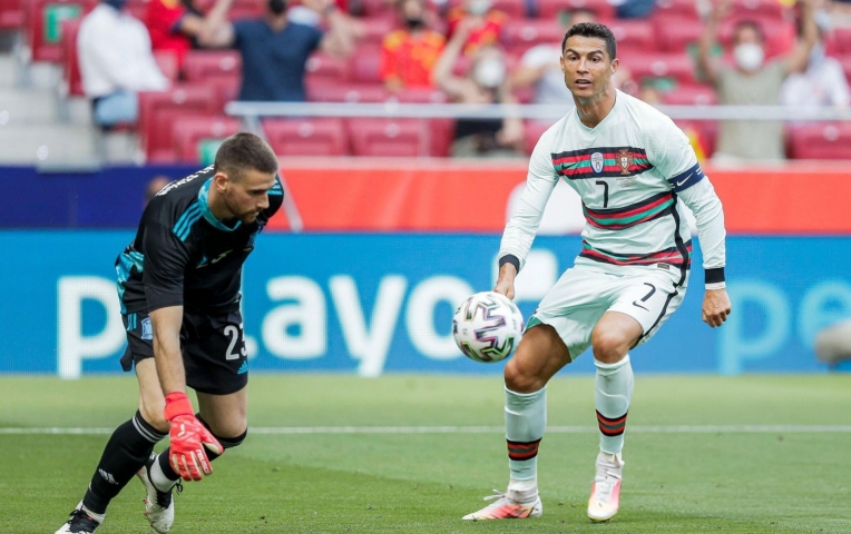 Unai Simon mong mỏi 1 điều từ Ronaldo ở chung kết Nations League