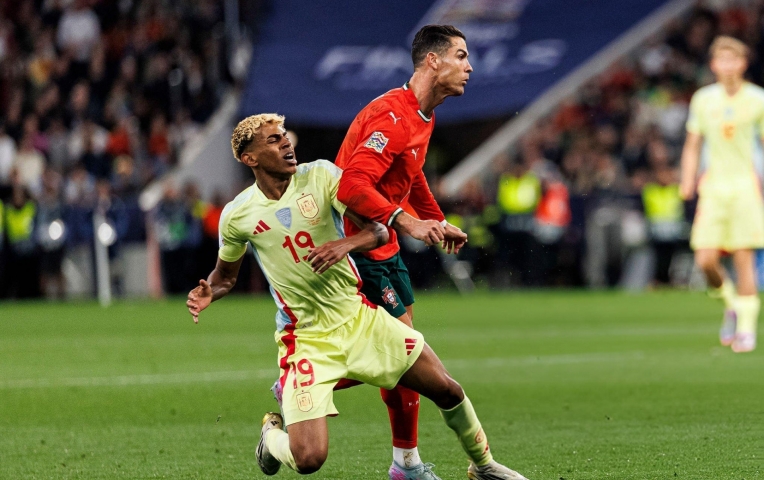 Cổ động viên: 'Ronaldo đã thay Messi tắm cho Yamal'