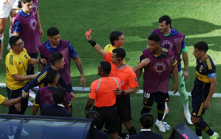 Cựu sao MU 'châm ngòi' trong trận cầu 3 thẻ đỏ tại Club World Cup