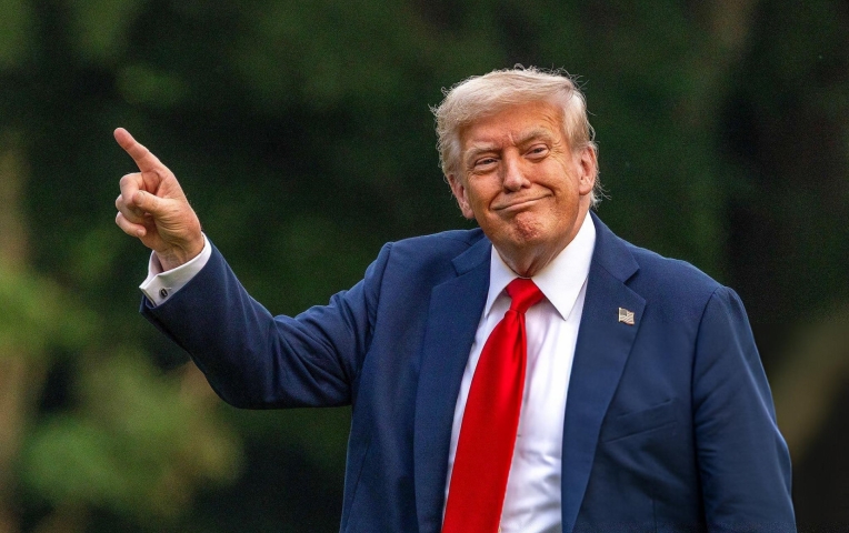 Gạt Messi và Ronaldo, Donald Trump chỉ thẳng GOAT của bóng đá