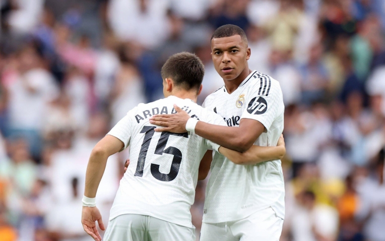 Mbappe cạnh tranh áo số 10 với đồng đội tại Real
