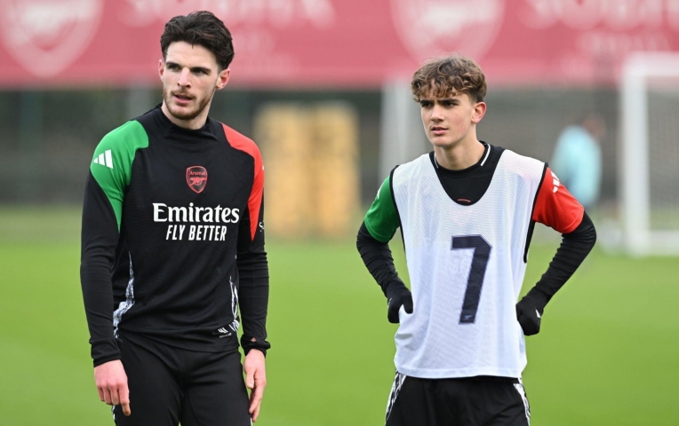 Arsenal cấm 1 ngôi sao vào phòng thay đồ vì lý do khó tin