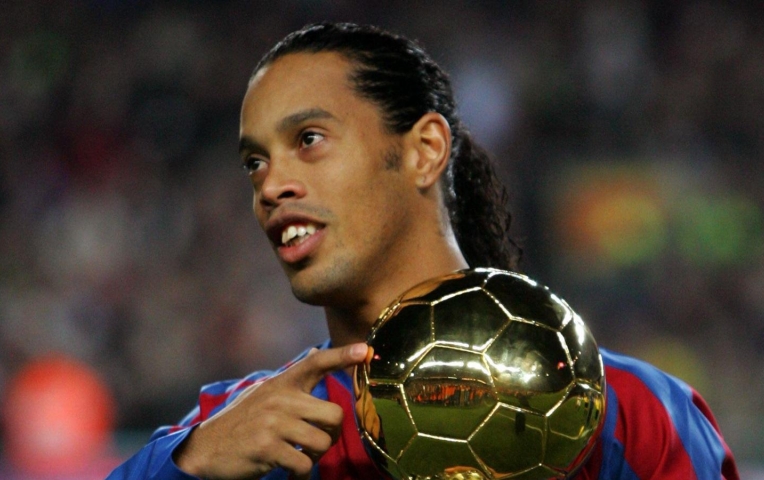 Ronaldinho tái xuất tại buổi lễ trao Quả bóng Vàng