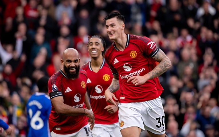 Tiền đạo cao 1m95 báo tin không thể vui hơn tới MU