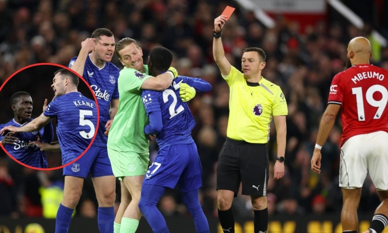 Sao Everton bị đuổi khỏi sân trận MU vì... đánh đồng đội