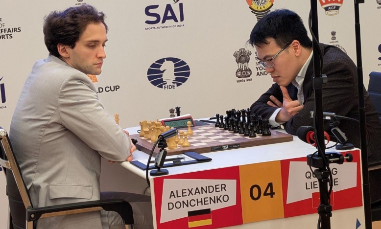 Làng cờ Việt Nam vỡ oà khi Lê Quang Liêm thoát hiểm không tưởng ở World Cup cờ vua 2025