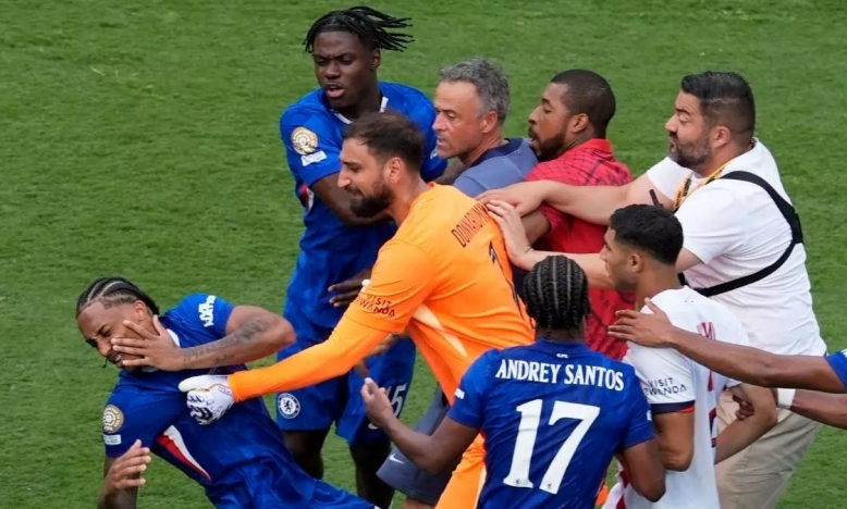 Đánh cầu thủ Chelsea, HLV Luis Enrique sắp nhận án phạt cực nặng