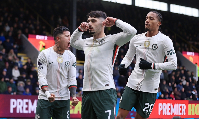 Chelsea áp sát ngôi đầu Ngoại hạng Anh 2025/26