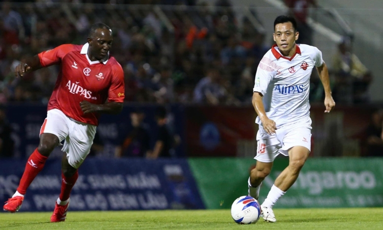 Trực tiếp Huyền thoại MU 2-1 Việt Nam All Stars: Nỗ lực