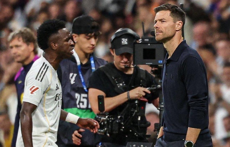 Xabi Alonso lên tiếng khi để Vinicius ngồi trên băng ghế dự bị