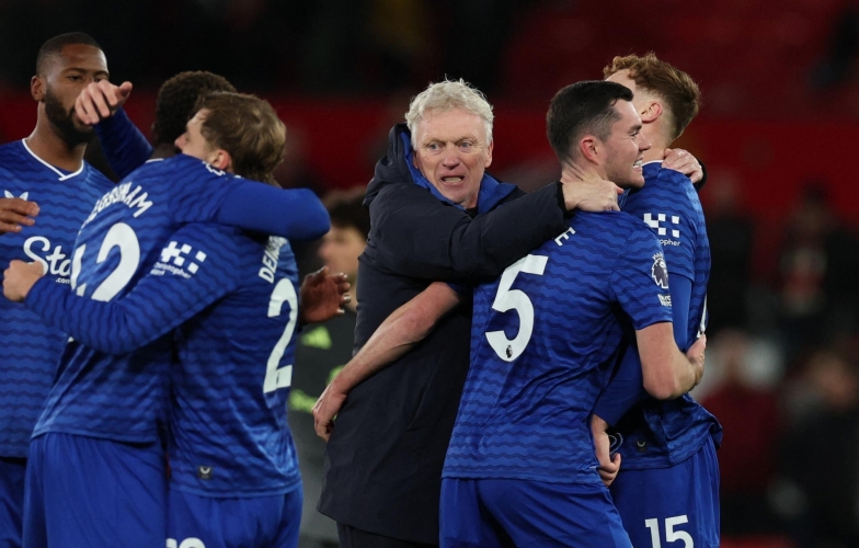 Bất ngờ: HLV Everton phấn khích khi học trò tát đồng đội