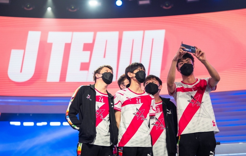 Tìm hiểu về J Team, đối thủ của Team Flash tại bán kết ICONS 2022