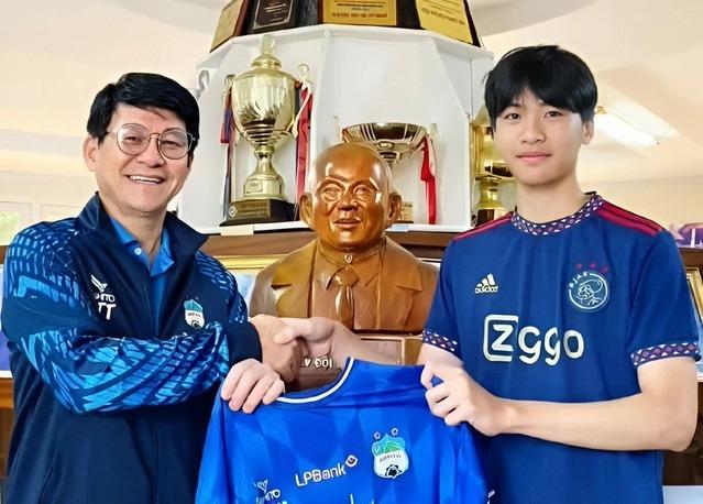 Tài năng 16 tuổi của học viện Park Hang Seo lần đầu dự V-League