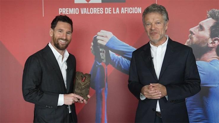 Messi xúc động khi được fan Barca tôn vinh