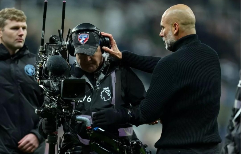 Pep Guardiola thừa nhận xấu hổ vì nổi giận với quay phim