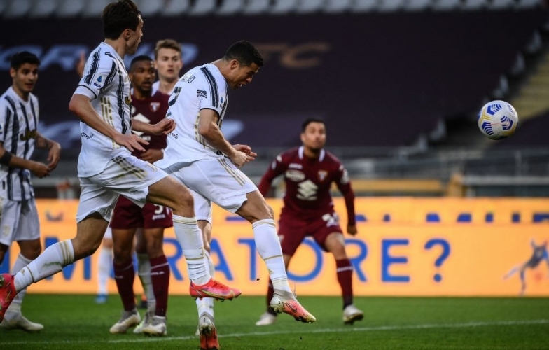 Ronaldo ghi bàn, Juve vẫn mất điểm ở derby Turin